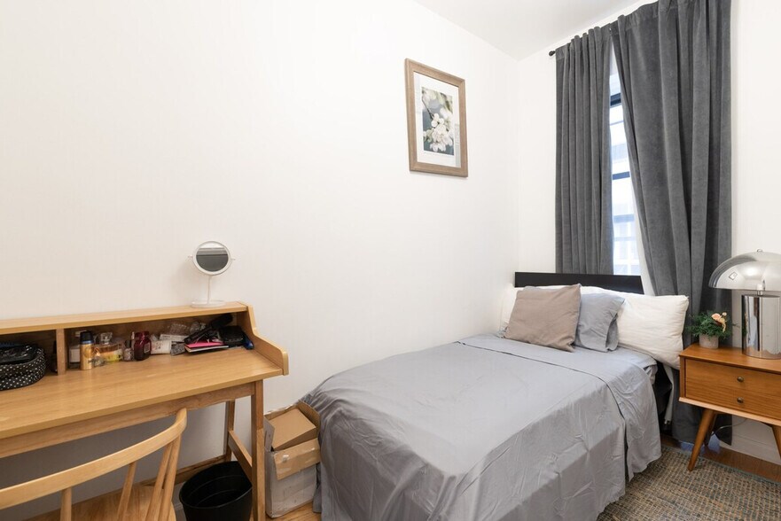 Building Photo - 136 E 57th St