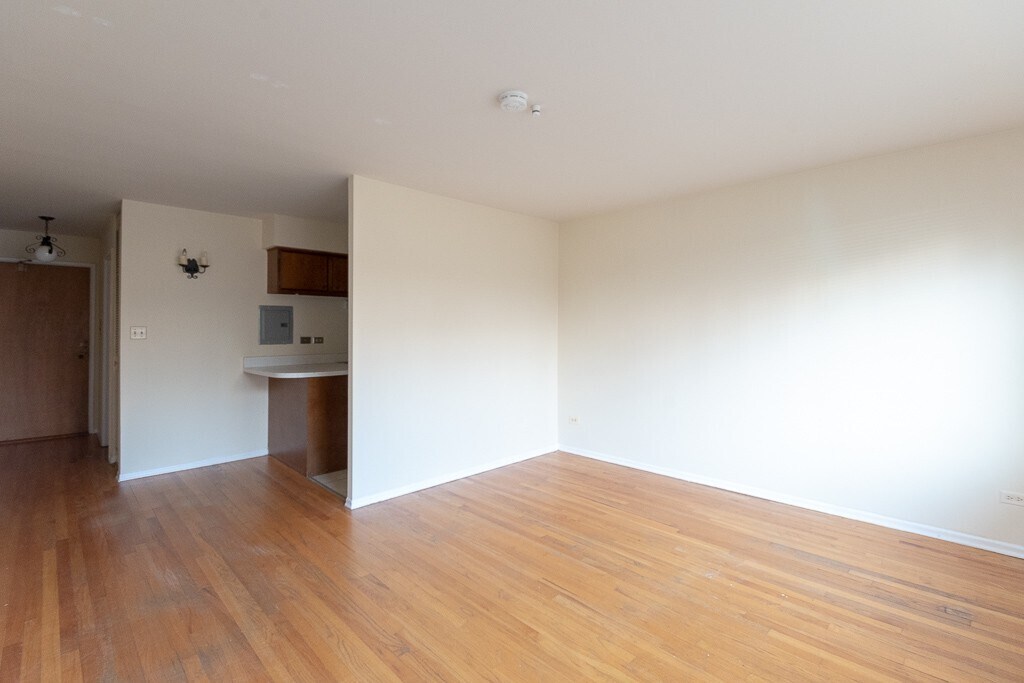 Building Photo - 650 W Wrightwood Ave