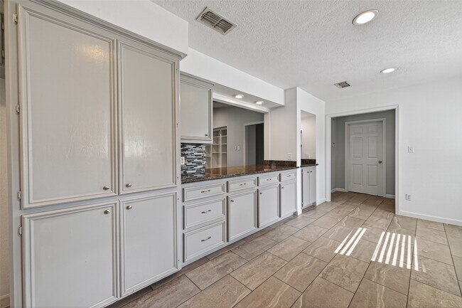 Building Photo - 11811 Beverly Dr