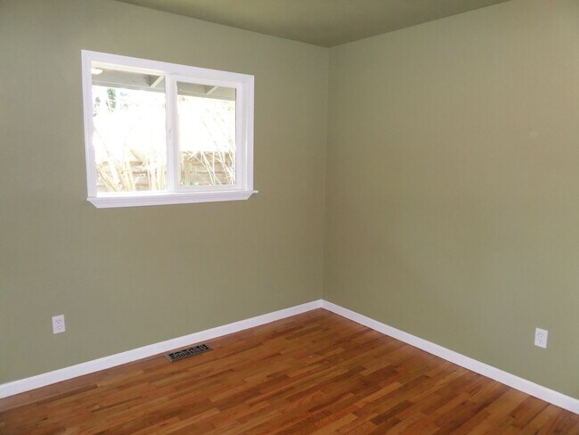 Building Photo - Super Cute & Updated 3 Bedroom House FOR R...