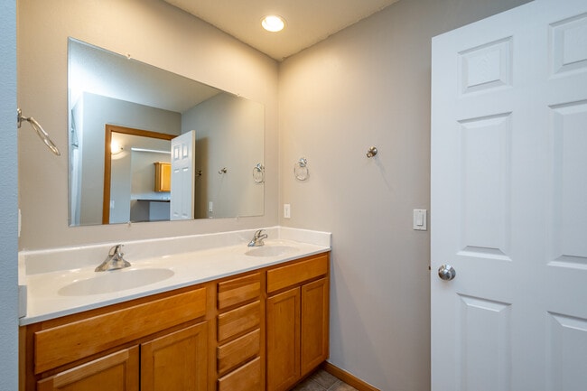 Building Photo - 1890 Goose Lake Cir