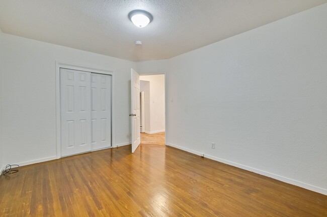 Building Photo - Duplex in Mountain View -  hardwood floors...