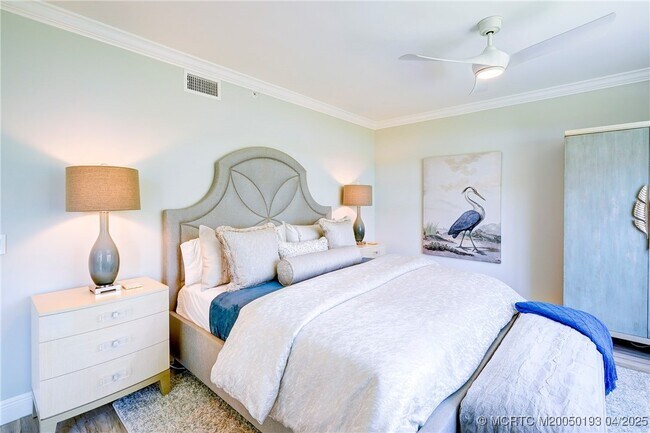 Building Photo - 5799 NE Island Cove Way