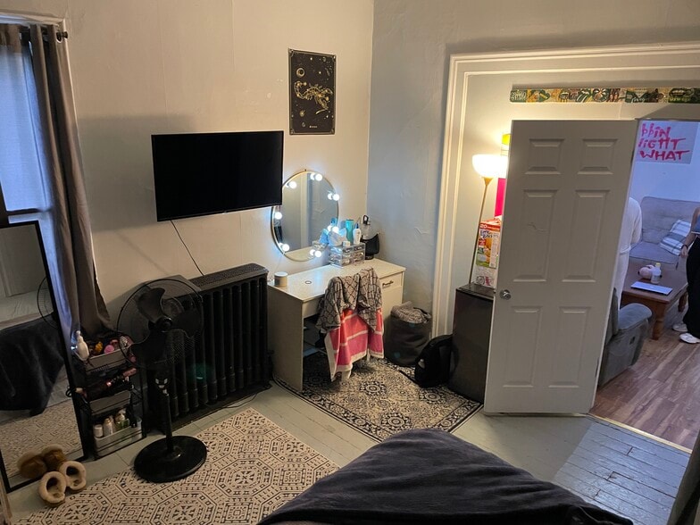 Building Photo - 168 W 8th St