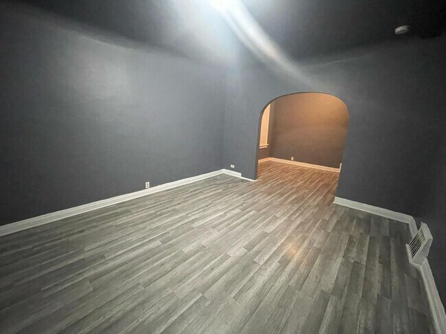 Building Photo - Section 8 Welcomed Large 2 Bedroom