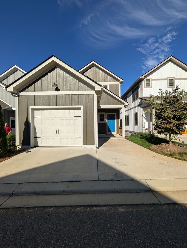 Building Photo - Weaverville Rental