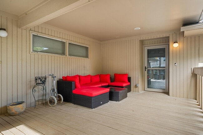 Building Photo - 100 Bayou Point