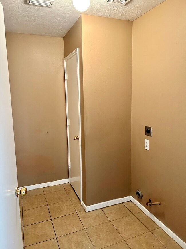 Building Photo - 18315 Willow Moss Dr