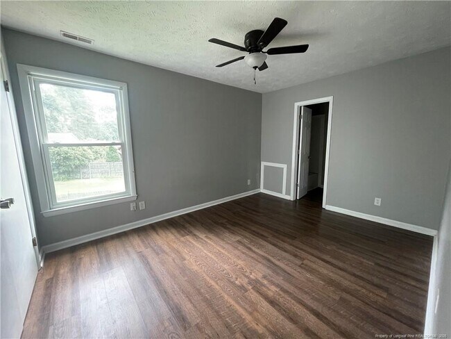 Building Photo - 5701 Paradise Ct