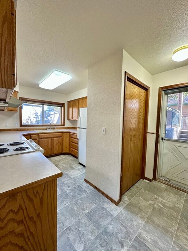 Building Photo - 522 W Summit Ave