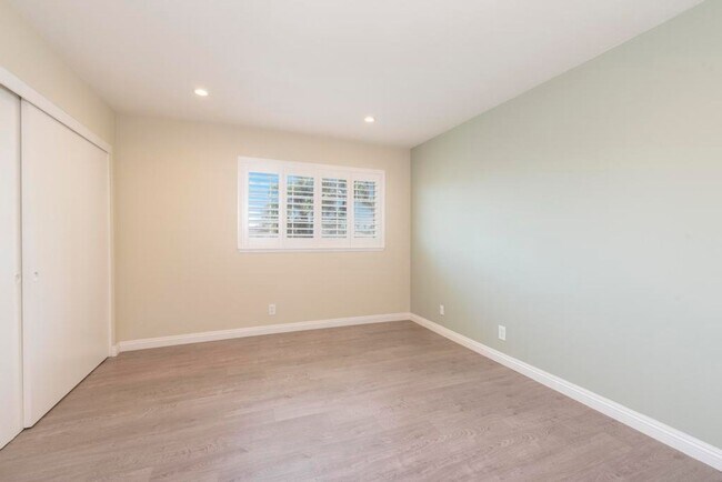 Building Photo - **Remodeled** spacious 5 bedroom home!!!