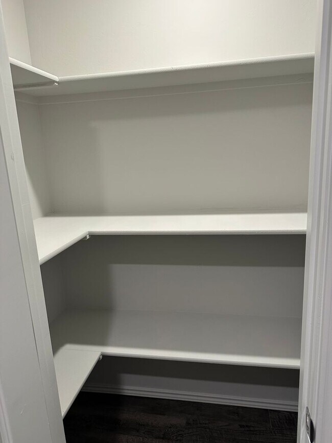 Building Photo - *Pre-leasing* NEWER Three Bedroom | Two Ba...