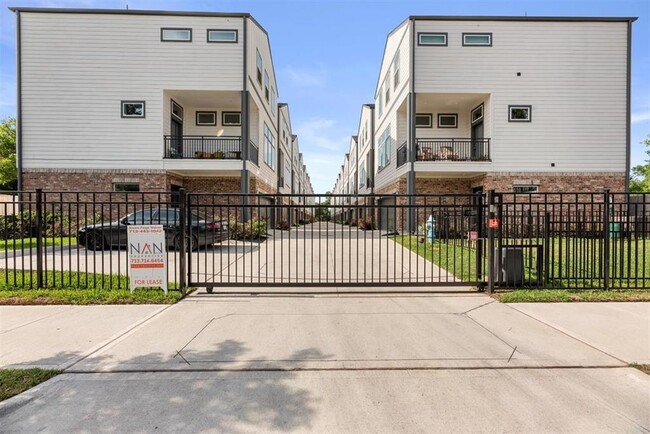 Building Photo - 750 W Donovan St