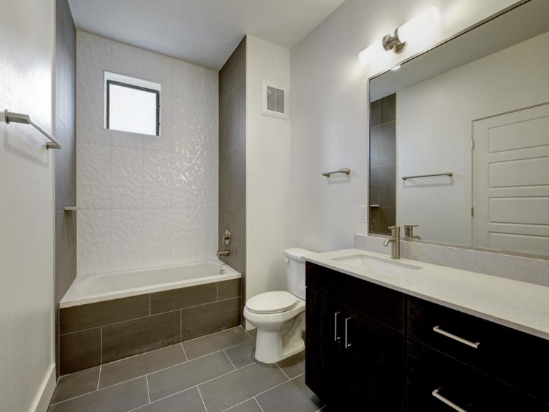 Building Photo - 1615 E 7th St