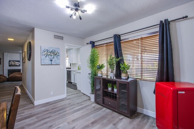 Building Photo - Spacious, Stylish, and Fully Furnished – L...