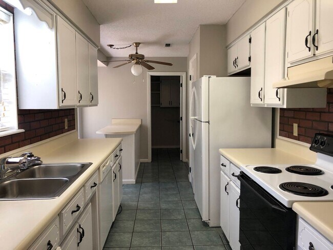 Building Photo - Charming Georgia Retreat: Spacious 3BD/2BA...