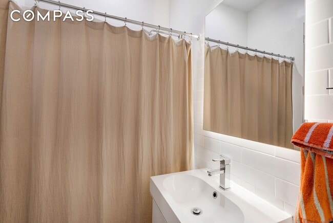 Building Photo - 622 Grand Ave