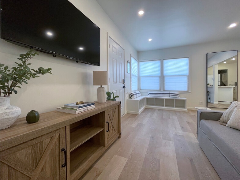 Building Photo - 813 W Beach Ave