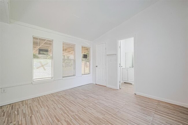 Building Photo - 227 N Austin Dr