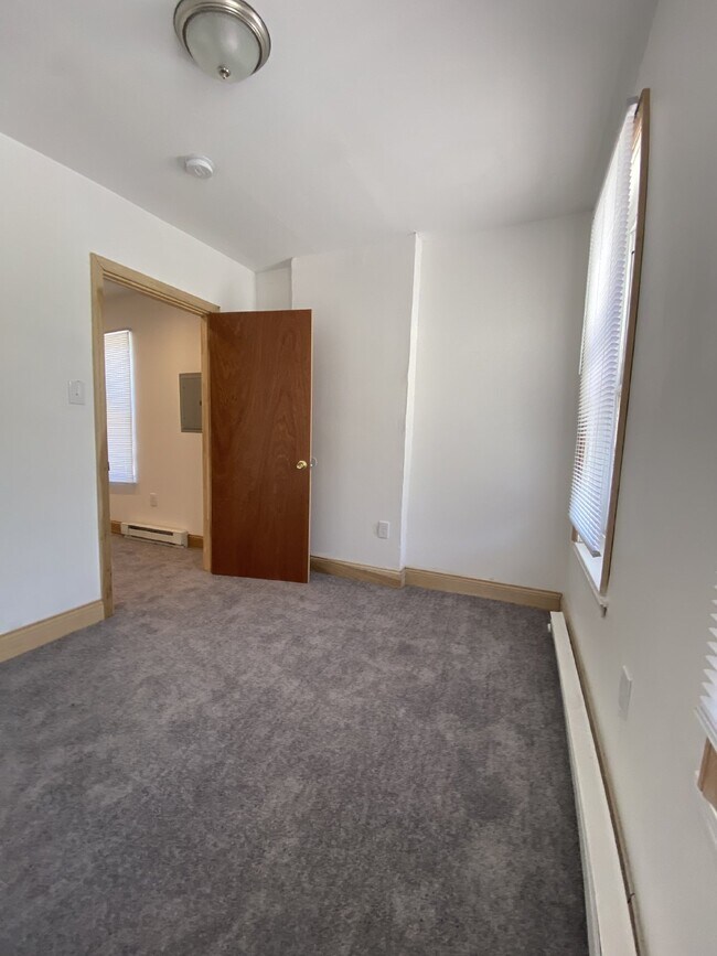 Building Photo - Renovated 1 bedroom Apartment for Rent