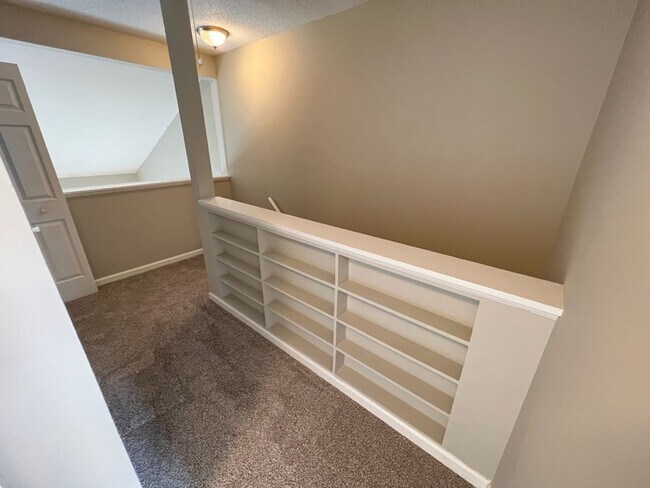 Building Photo - Adorable 3 Bedroom Townhouse w/ 1st Floor ...