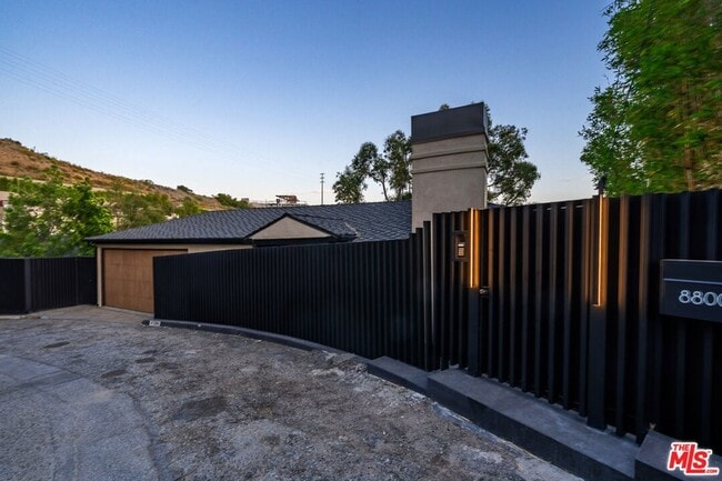 Building Photo - 8800 Hollywood Blvd