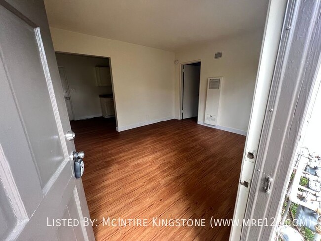 Building Photo - Come and See this Upgraded 1BR/1BA Apartme...