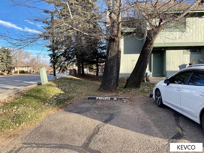 Building Photo - Tri-Level Townhome in Central Fort Collins!