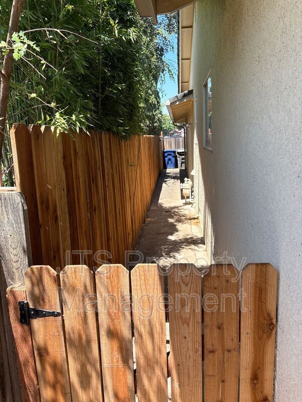 Building Photo - 2128 W La Loma Dr