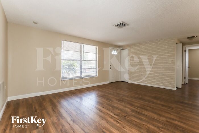 Building Photo - 7100 Sandalwood Dr