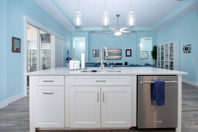 Building Photo - Luxurious 4-Bed Oasis with Outdoor Kitchen...
