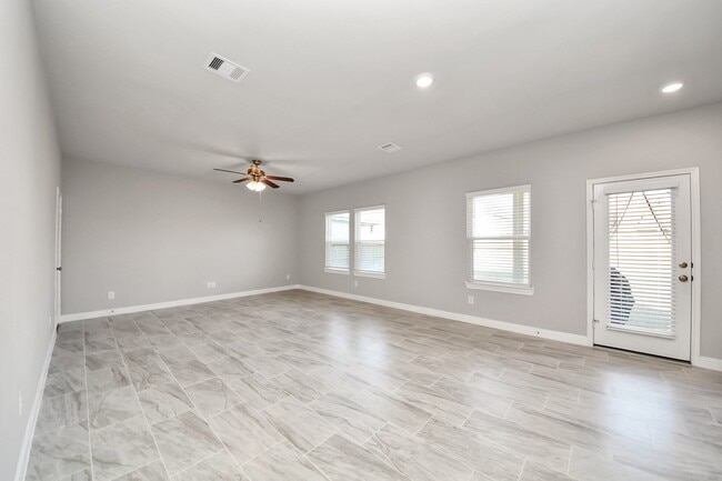 Building Photo - 4414 Silvergrass Ln