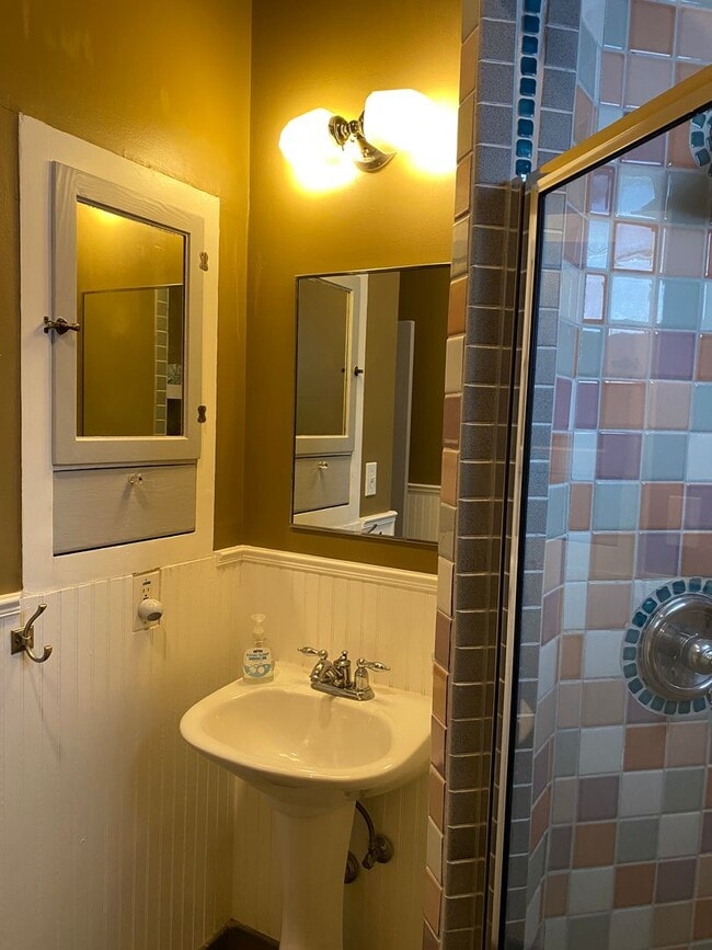 Building Photo - 226 W Whittier St