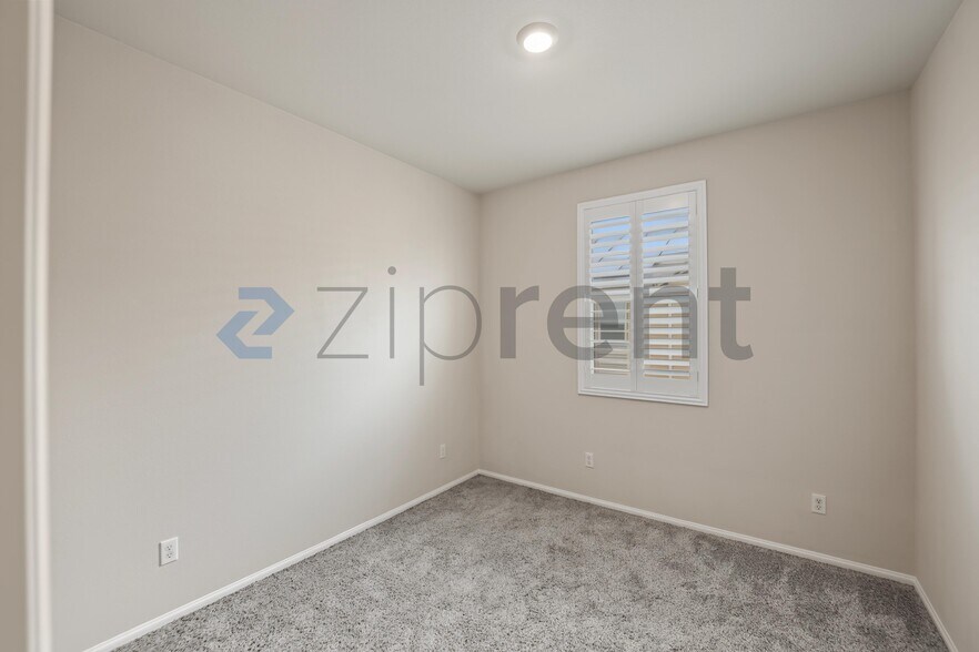 Building Photo - Unit
