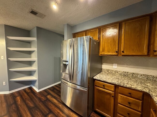 Building Photo - Sophisticated 2 Bed 2 Bath Condo with Loft...