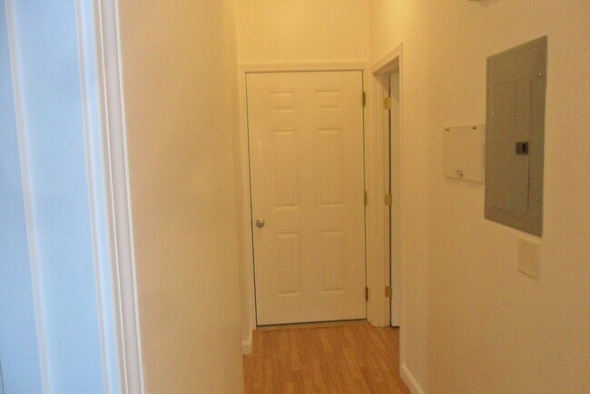 Building Photo - 848 Waverly St