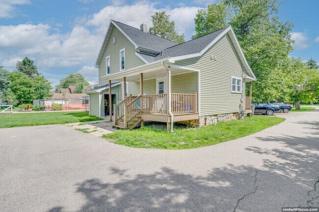 Building Photo - 2726 W Spencer St