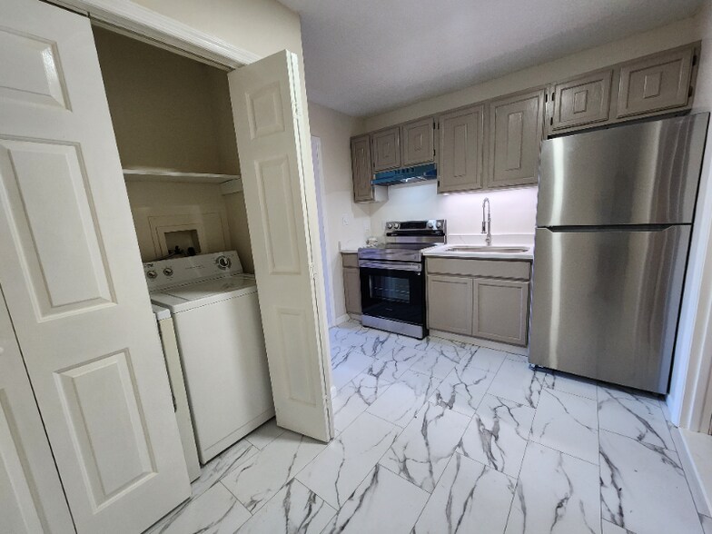 Building Photo - 22 Crescent St