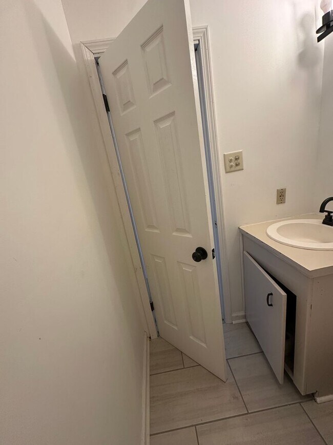 Building Photo - Updated 3 Bedroom 1.5 Bath Home in Gray
