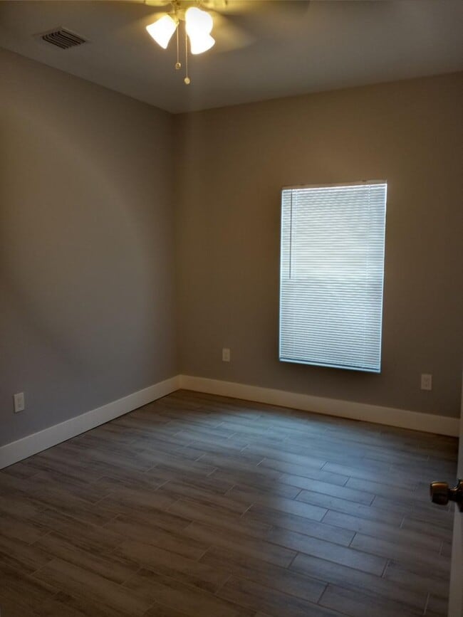 Building Photo - Emerick 205