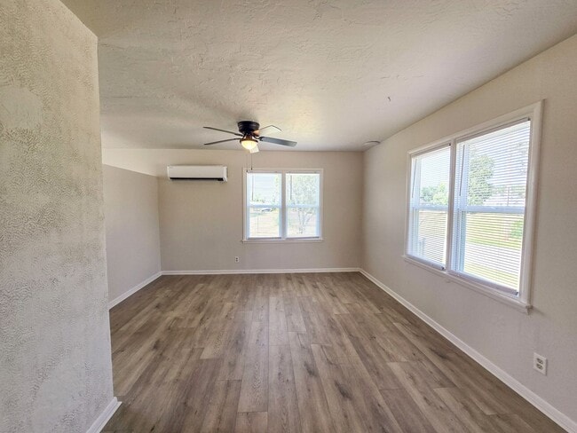 Building Photo - Cute Efficiency Studio Style Home in Shawnee!