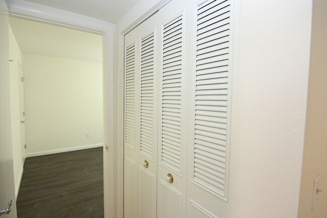 Building Photo - 460 Richfield Dr