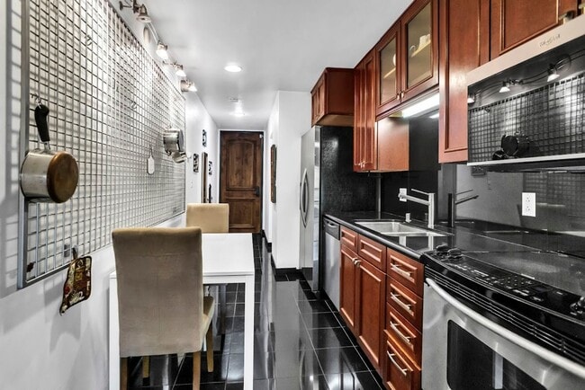 Building Photo - Gorgeous Studio in La Jolla Village! Avail...