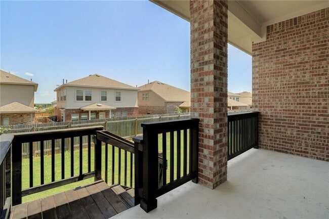 Building Photo - 624 Peregrine Way