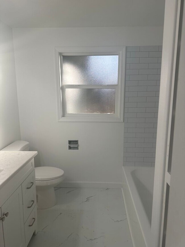 Building Photo - Updated 3 bedroom 1 bath home with large yard!