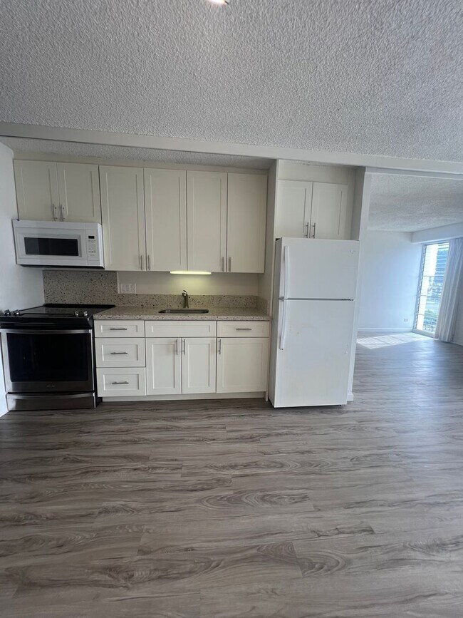 Building Photo - 1 Bedroom Kapiolani Manor by Ala Moana with Parking, Pool