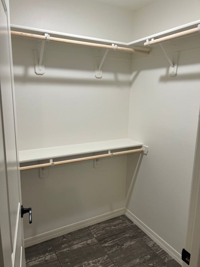 Building Photo - 3 Bedroom 2 Bath Home with fencing in San ...