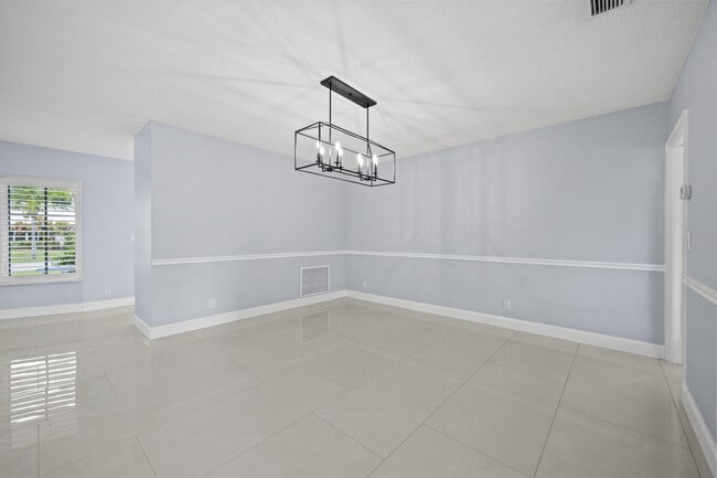 Building Photo - 1322 Walnut Terrace