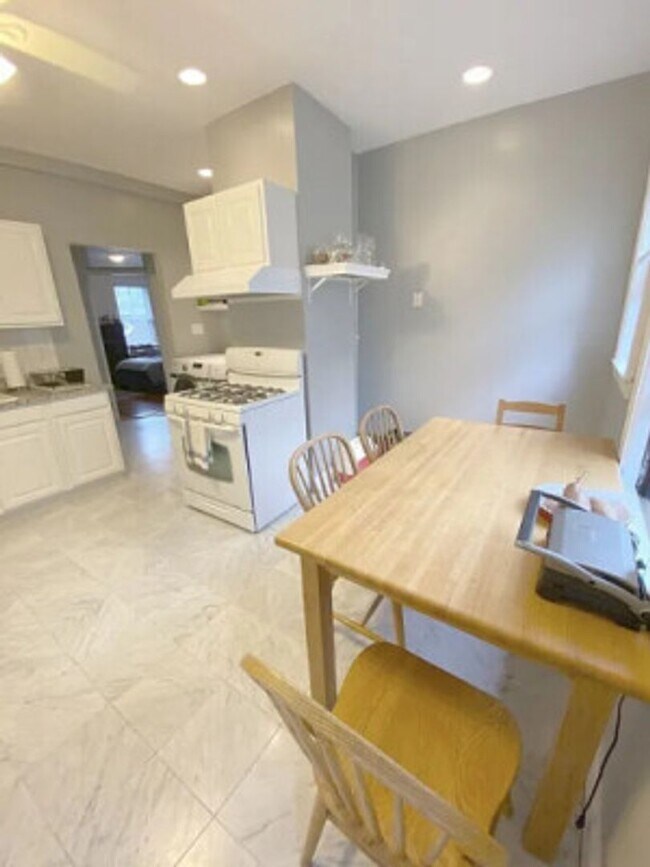 Building Photo - ALLSTON 3 BR Apartment - 9/1