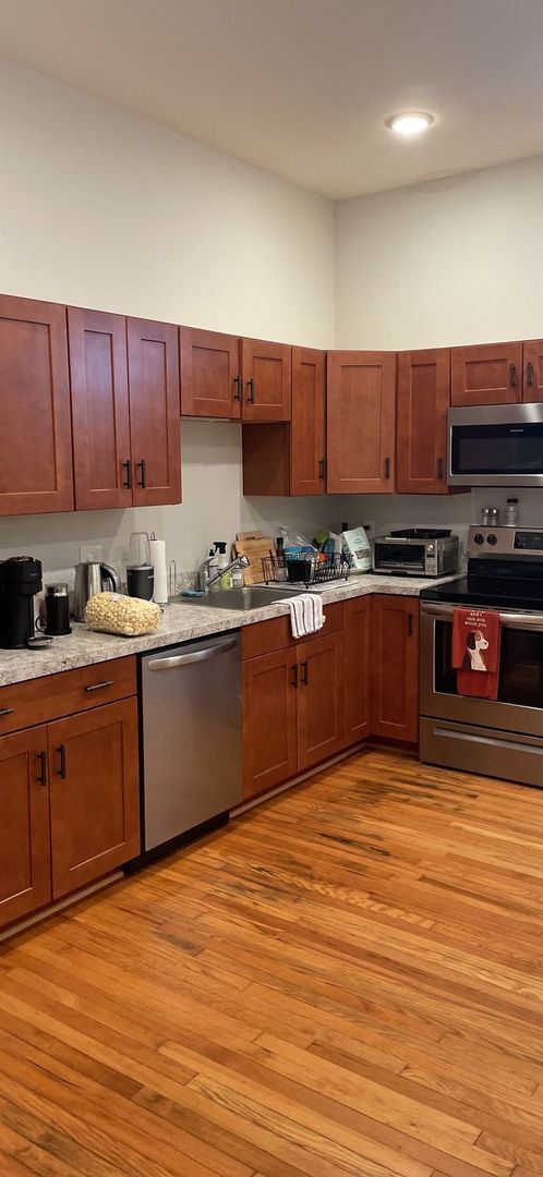 Building Photo - Main128-130